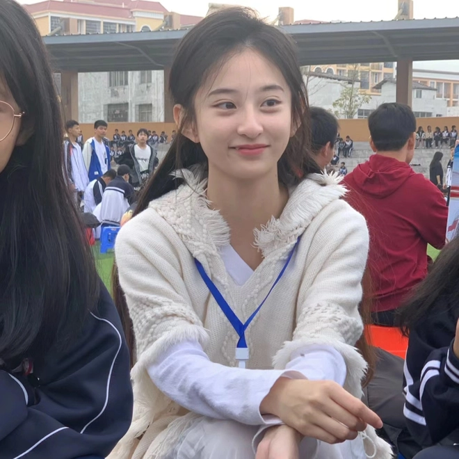 Cô giáo cấp 2 “gây sốt” vì quá xinh, phụ huynh chụp hình cô đăng lên mạng, nhiều người bày tỏ lo lắng - 2