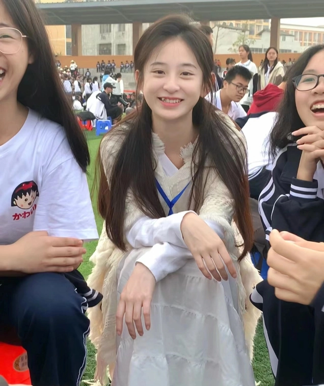 Cô giáo cấp 2 “gây sốt” vì quá xinh, phụ huynh chụp hình cô đăng lên mạng, nhiều người bày tỏ lo lắng - 3