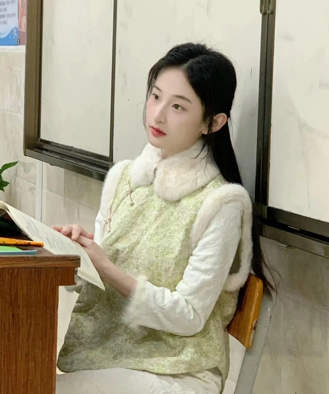 Cô giáo cấp 2 “gây sốt” vì quá xinh, phụ huynh chụp hình cô đăng lên mạng, nhiều người bày tỏ lo lắng - 6