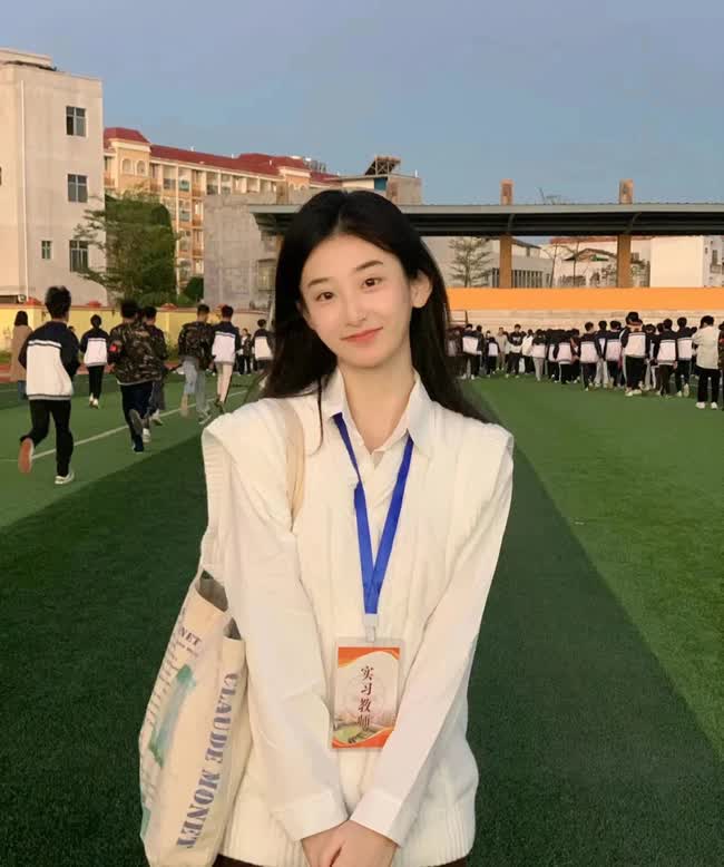 Cô giáo cấp 2 “gây sốt” vì quá xinh, phụ huynh chụp hình cô đăng lên mạng, nhiều người bày tỏ lo lắng - 5