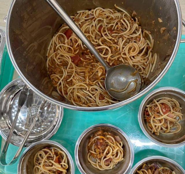 Cô giáo mầm non đăng ảnh bữa trưa 1,7 triệu đồng/tháng ở trường, phụ huynh ồ ạt xin cho con vào học - 2