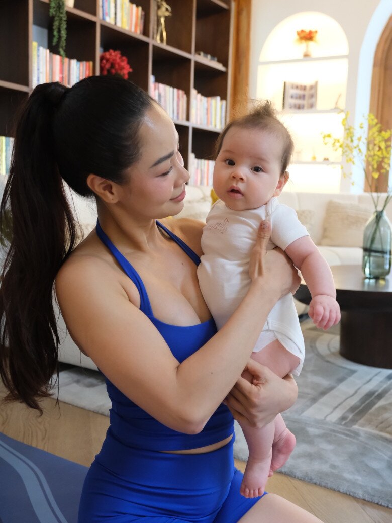 Cô giáo sở hữu sắc vóc vạn người mê dù mới sinh con gái được 6 tháng.