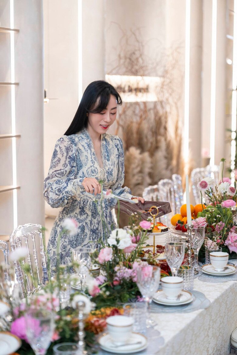 Nàng Á hậu xinh đẹp, giỏi giang, khéo nuôi dạy con.