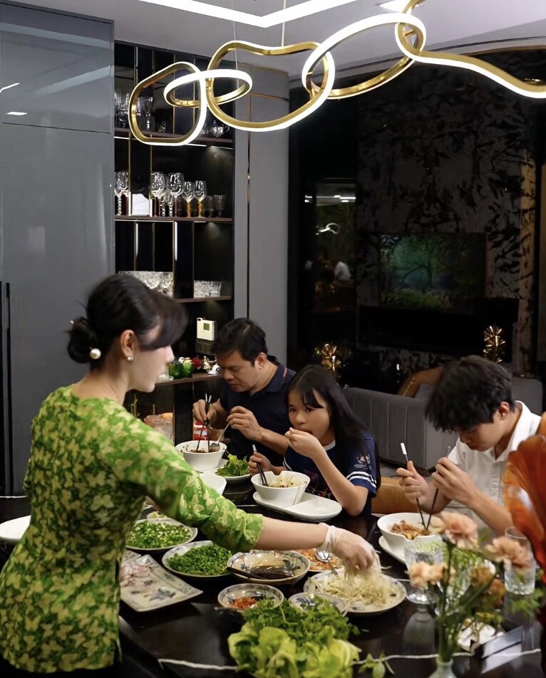 “Combat” với con trai ngay trong biệt thự tiền tỷ, phú bà nổi tiếng Hà thành nhận nhiều tranh cãi - 3