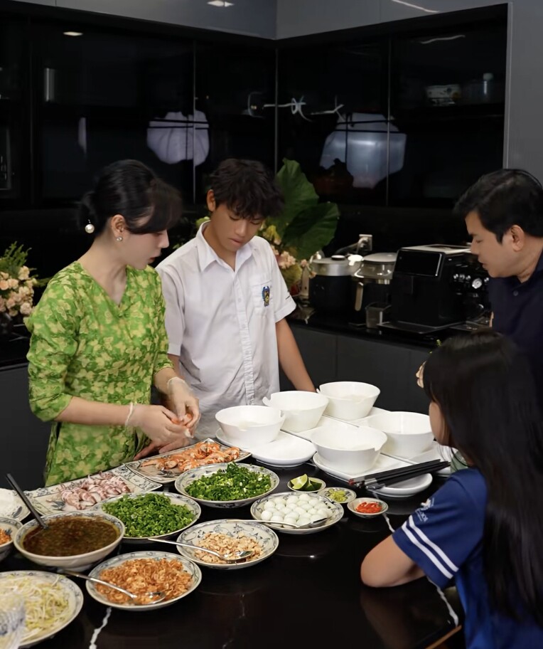 Nàng hotmom uốn nắn con trai ngay trên bàn ăn.