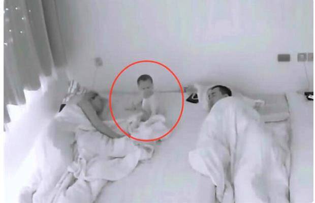Con 10 tháng tuổi tỉnh giấc nửa đêm nhưng cặp vợ chồng ngủ say không hay biết gì, sáng hôm sau vừa xem camera vừa khóc - 1