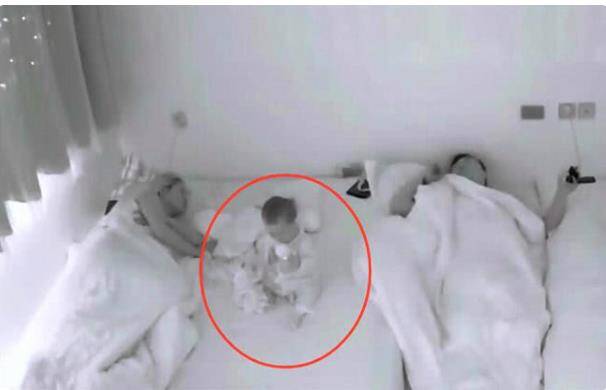 Con 10 tháng tuổi tỉnh giấc nửa đêm nhưng cặp vợ chồng ngủ say không hay biết gì, sáng hôm sau vừa xem camera vừa khóc - 3