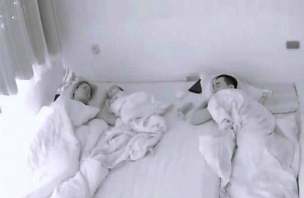 Con 10 tháng tuổi tỉnh giấc nửa đêm nhưng cặp vợ chồng ngủ say không hay biết gì, sáng hôm sau vừa xem camera vừa khóc - 4
