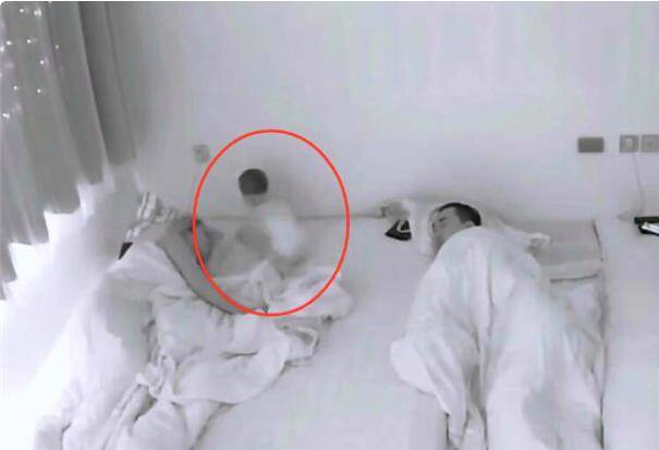 Con 10 tháng tuổi tỉnh giấc nửa đêm nhưng cặp vợ chồng ngủ say không hay biết gì, sáng hôm sau vừa xem camera vừa khóc - 2