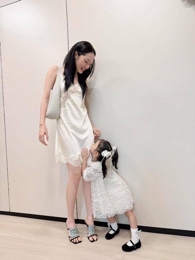 Con gái Bảo Anh xinh xắn hệt mẹ.