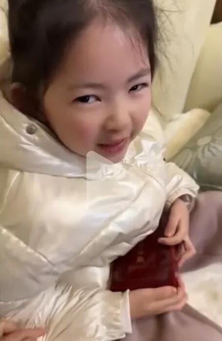 Con gái đi mẫu giáo về tặng mẹ món quà, người mẹ tá hoả khi thấy 2 cây vàng sáng lóa bé lấy ra từ cặp - 2