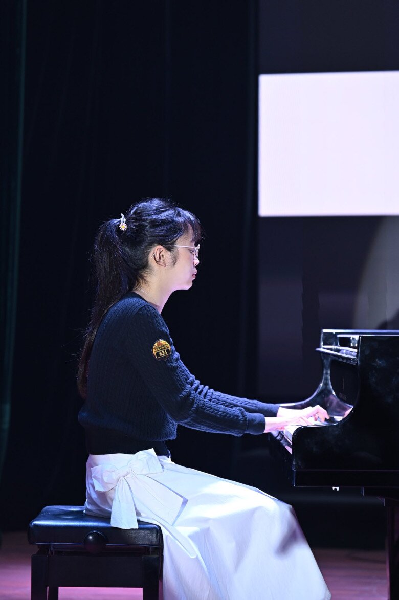 Con gái MC nổi tiếng VTV Diệp Chi 14 tuổi gây choáng với thành tích cúp vàng Châu Á, nhìn loạt giấy khen mới nể - 4