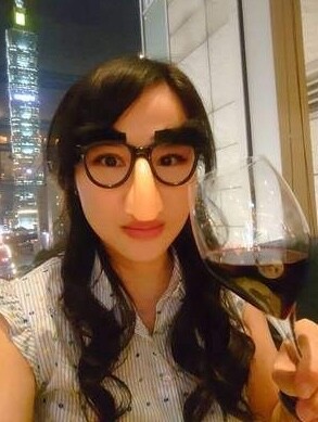 Con luôn miệng khen cơm trưa ở trường ngon, mẹ vô tình kiểm tra cặp sách thấy thứ đồ bé mang về, lập tức kiện hiệu trưởng - 2