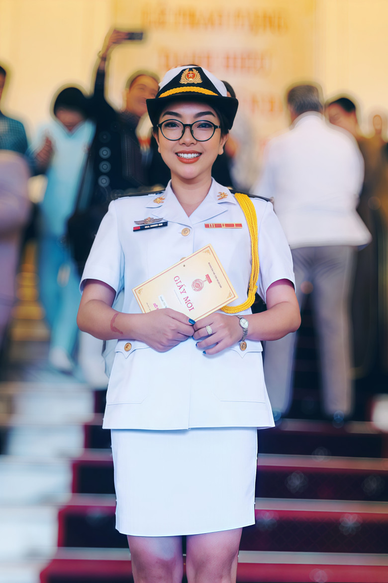 Nữ Thượng tá xinh đẹp làm mẹ 2 con.