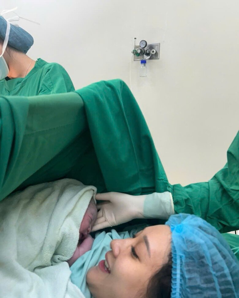 Đang bay thì dính bầu, nữ tiếp viên Lâm Đồng rời cabin làm mẹ, đẻ xong amp;#34;gái một con trông mòn con mắtamp;#34; - 4