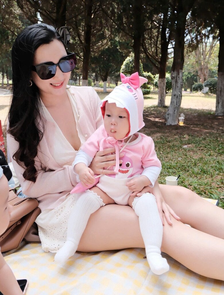 Đang bay thì dính bầu, nữ tiếp viên Lâm Đồng rời cabin làm mẹ, đẻ xong amp;#34;gái một con trông mòn con mắtamp;#34; - 9