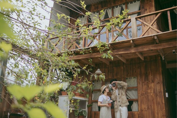 Dành 3 năm tích lũy, cô gái 8X Hà Nội bỏ phố về quê xây nhà gỗ 360m2 đẹp như tranh, góc nào cũng mê - 1