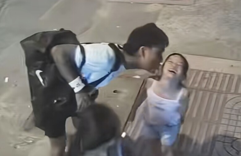 Đạt G thể hiện tình cảm, hôn má con gái.