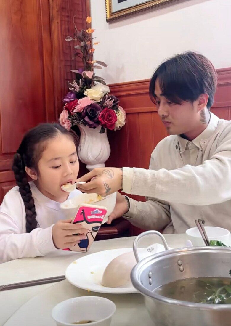 Xôn xao đoạn camera ghi lại cảnh Đạt G đối xử với con riêng của Cindy Lư trước cửa nhà - 9