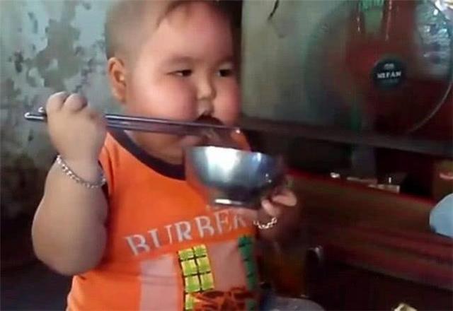 Đầu năm gửi con về quê cho bà nội chăm để đi làm, giờ về người mẹ choáng váng trước diện mạo đứa trẻ - 2