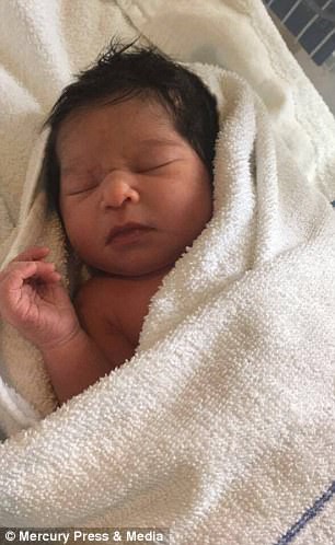 Đến viện siêu âm, mẹ bầu giật mình thấy điểm lạ trên đầu con, cái kết bé gái sinh ra đã nổi tiếng vì quá xinh - 2