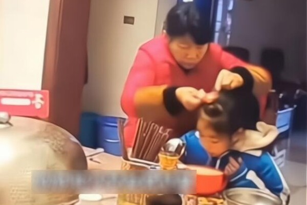 Đi làm xa gửi con về quê ăn Tết với ông bà nội, mẹ òa khóc khi xem camera ở nhà - 1