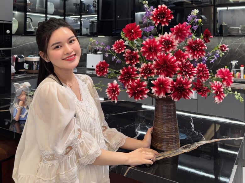 Được ông bà cho đất, cặp vợ chồng 9X Hà Nội tích cóp tiền xây nhà 3 tầng tone đen - trắng cực sang trọng - 1