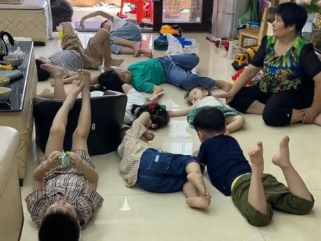 Yêu con - Bố mẹ đi du lịch gửi con về quê, ông bà “choáng váng” đến mức truyền nước khi chăm cùng lúc 8 đứa cháu