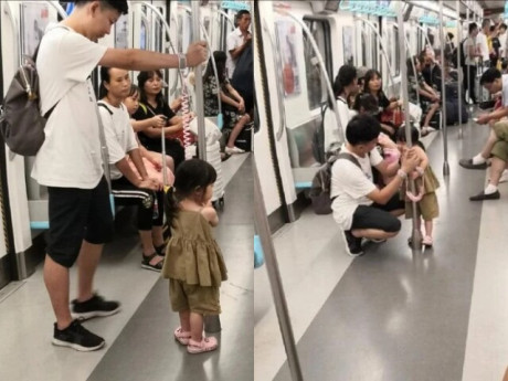 Bố đưa con gái đi tàu điện nhưng chỉ đứng mà không ngồi, hành khách chú ý đến cái tay người đàn ông