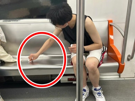 Yêu con - Bức ảnh chụp lén nam sinh trên tàu điện gây bão mạng xã hội, hành khách nhìn chăm chăm hành động trên ghế ngồi