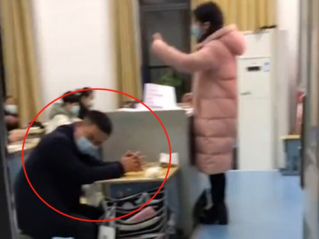 Đi họp phụ huynh ông bố được yêu cầu ngồi ghế con mình thường ngồi ở lớp, gia đình lập tức chuyển trường cho con