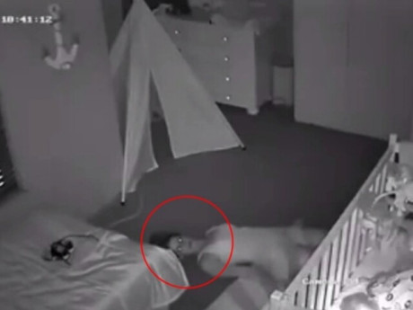 Yêu con - Video hút 20 triệu lượt xem ghi lại cảnh mẹ bỉm có hành động lạ trong phòng con, nằm bất động dưới đất cười