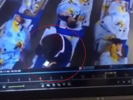 Yêu con - Xem camera thấy cô giáo ôm con ngủ trưa, nhưng nhìn kỹ bố mẹ phát hiện việc làm tày trời, lập tức báo cảnh sát