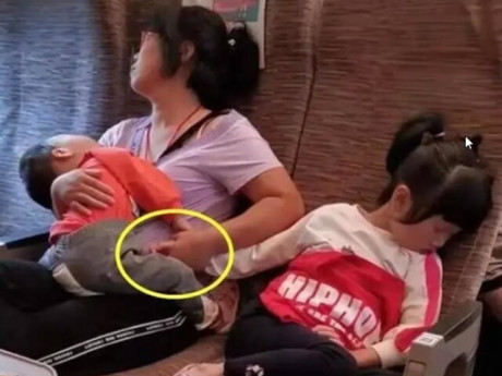 Yêu con - Bức ảnh 3 mẹ con trên chuyến tàu về quê ăn Tết khiến nhiều người cay mắt khi nhìn bàn tay người mẹ