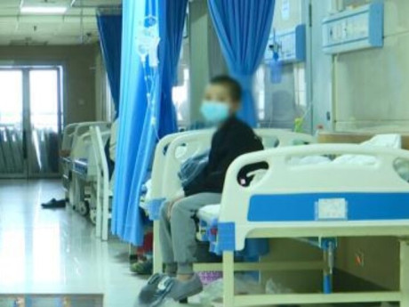 Yêu con - Bé trai bị mẹ ruột “bỏ rơi” tại bệnh viện 1 tháng trời, lúc đến đón con ung dung nói 1 câu khiến nhiều người ngán ngẩm