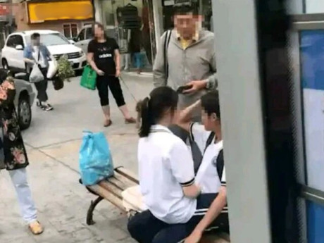 Yêu con - Một nam một nữ học sinh có hành động phản cảm ngay trạm xe buýt, người đi đường nói một câu cả hai liền xanh mặt