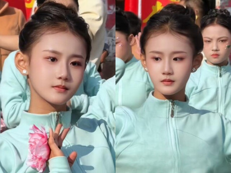 Yêu con - Tham gia biểu diễn văn nghệ ở quê, bé gái lớp 6 nổi tiếng sau 1 đêm vì quá xinh, được ngỏ lời ký hợp đồng 2 tỷ