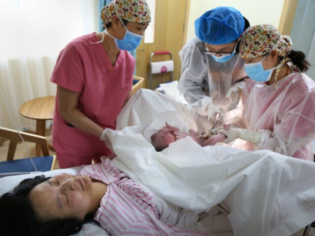 Kỹ lưỡng “chọn giống” trai đẹp, học giỏi, cao 1m8 để mang bầu, người phụ nữ U50 sốc nặng khi con chào đời