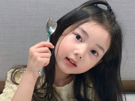 Bà nội đặt tên cháu gái là Nguyễn Thu Tiền, nhân viên tư pháp sửa thành tên vừa hay vừa ý nghĩa, đứa trẻ biết ơn vô cùng