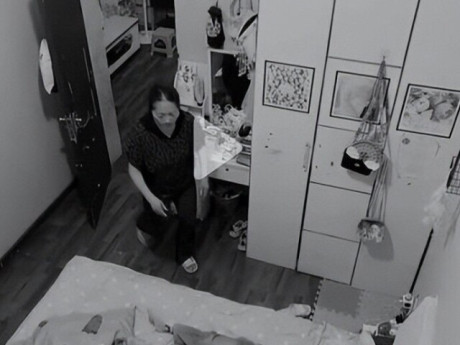 Nửa đêm cặp vợ chồng đang ôm nhau ngủ, mẹ chồng liên tục lén vào phòng, con dâu đăng video lên mạng gây tranh cãi