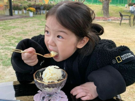 Yêu con - Bí kíp giúp trẻ bỏ thói quen ăn ngọt gắt sau Tết