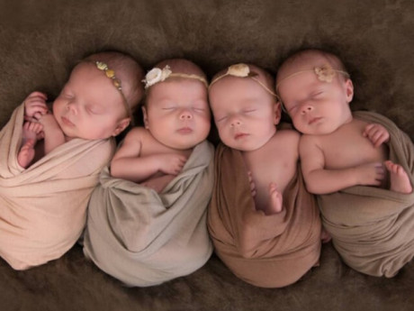 Liên tục bị sảy thai, người phụ nữ đến bệnh viện nhờ bác sĩ, nào ngờ 9 tháng sau đẻ 4 con gái giống hệt