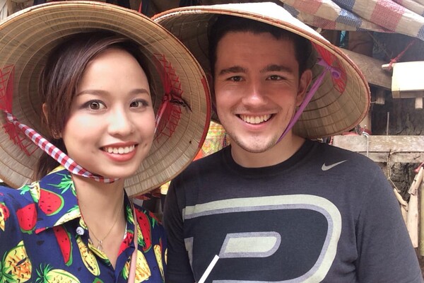 Cô Tiến sĩ Việt xinh đẹp và ông xã ngoại quốc.