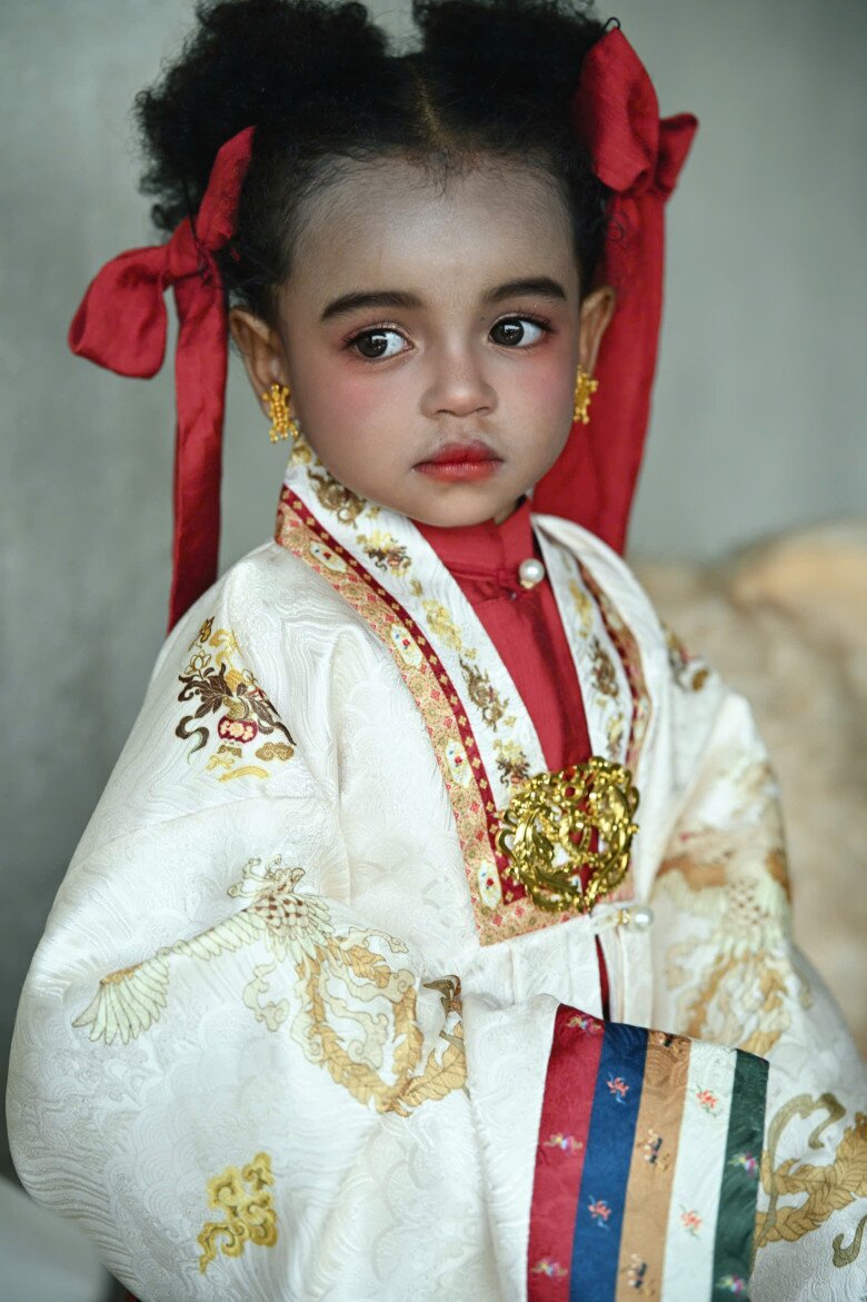 Gái xinh TPHCM đẻ 7 con, có em bé tóc xoăn da đen, diện mạo khác hẳn bố mẹ, bác sĩ thốt lên: Quá đẹp! - 8