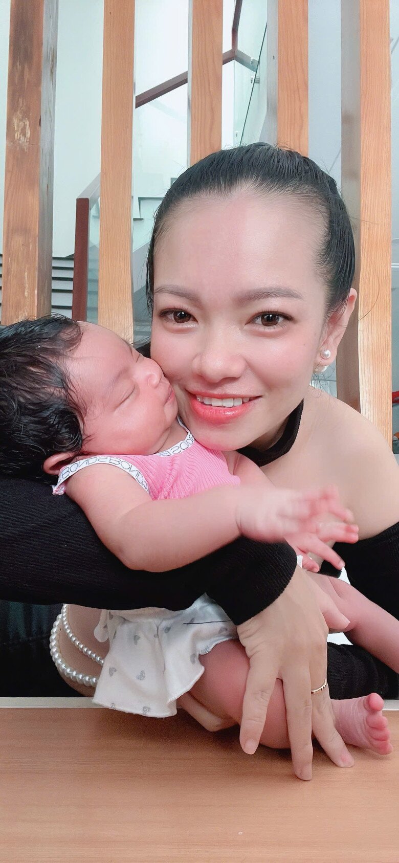 Gái xinh TPHCM đẻ 7 con, có em bé tóc xoăn da đen, diện mạo khác hẳn bố mẹ, bác sĩ thốt lên: Quá đẹp! - 4