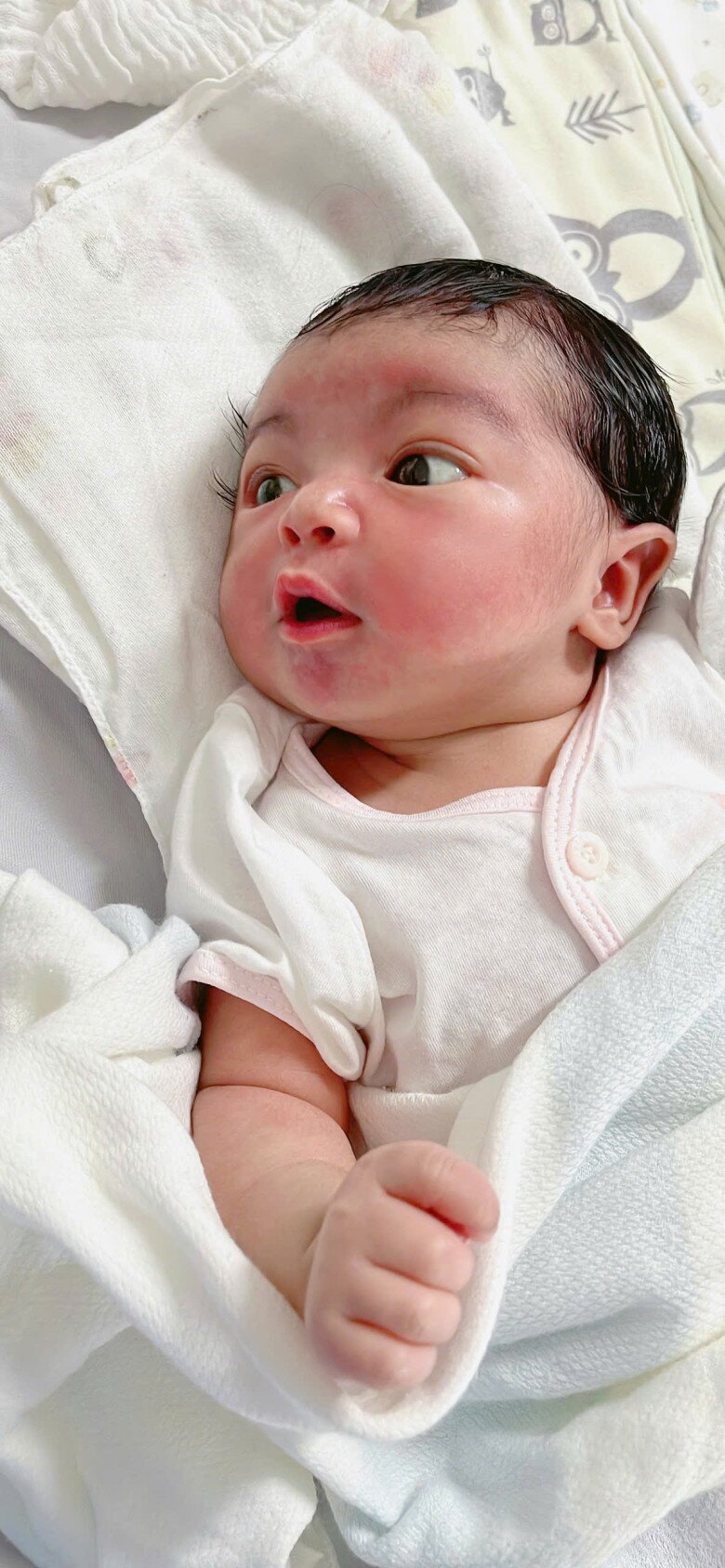 Gái xinh TPHCM đẻ 7 con, có em bé tóc xoăn da đen, diện mạo khác hẳn bố mẹ, bác sĩ thốt lên: Quá đẹp! - 3