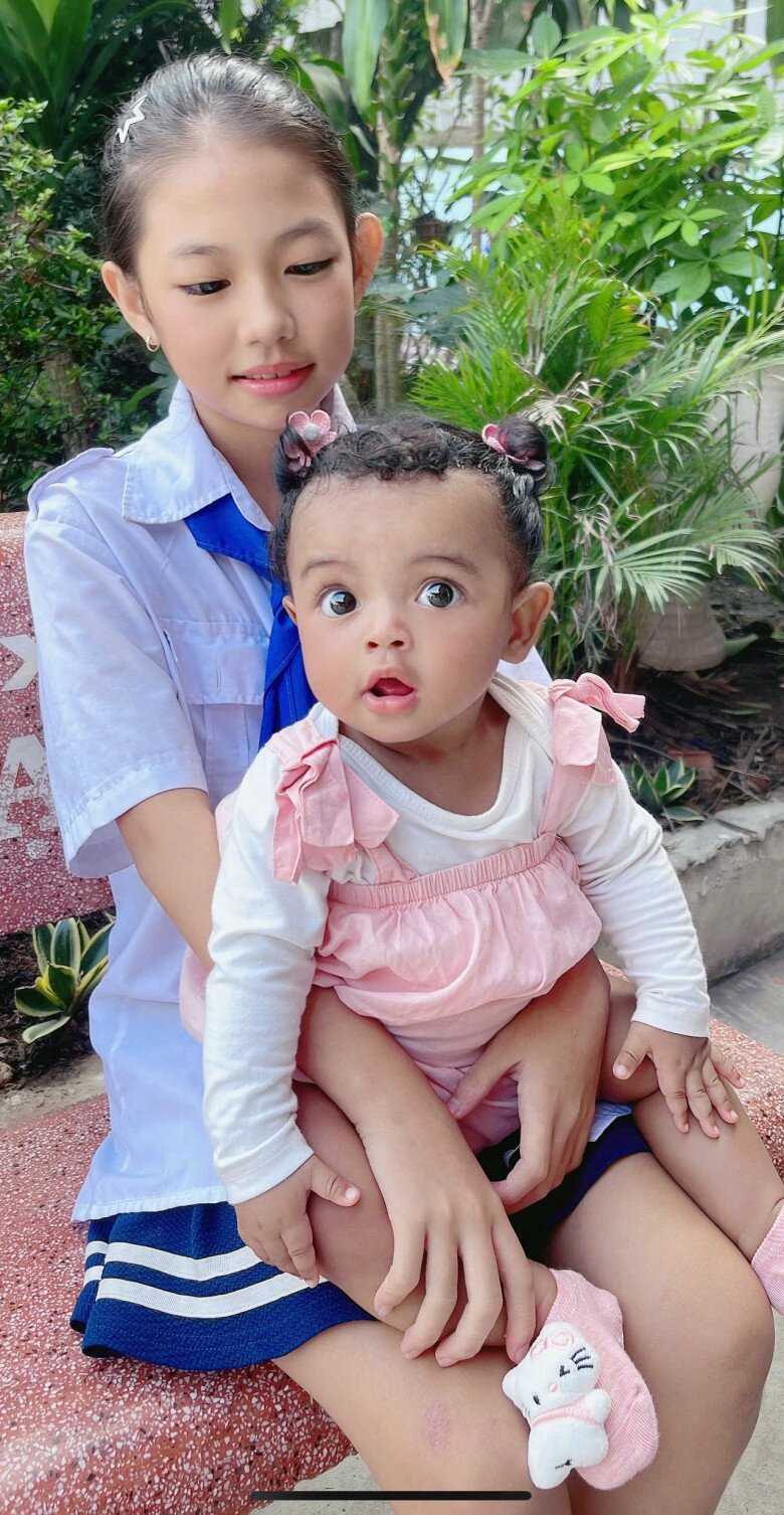 Gái xinh TPHCM đẻ 7 con, có em bé tóc xoăn da đen, diện mạo khác hẳn bố mẹ, bác sĩ thốt lên: Quá đẹp! - 6