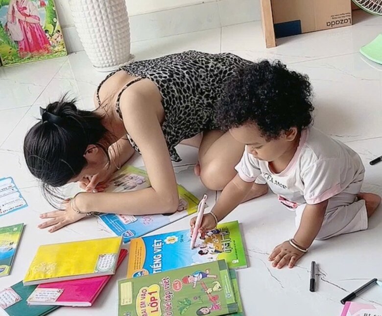 Gái xinh TPHCM đẻ 7 con, có em bé tóc xoăn da đen, diện mạo khác hẳn bố mẹ, bác sĩ thốt lên: Quá đẹp! - 10