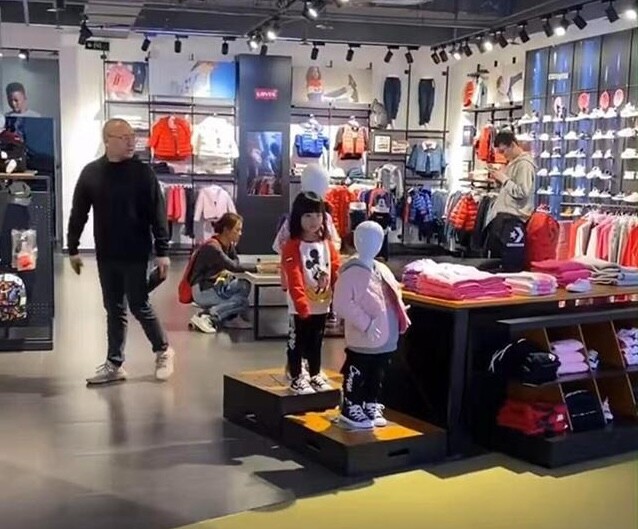 Gần Tết đưa con gái đi trung tâm thương mại mua quần áo mới, ông bố làm lạc đứa trẻ và cái kết điêu đứng - 2