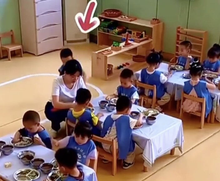 Giờ ăn trưa ở trường con trai mầm non có hành động gây chú ý với cô giáo, mẹ đăng ngay đoạn video lên mạng - 3